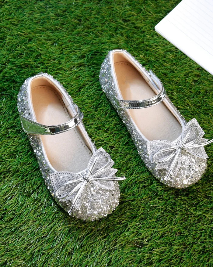 Girls’ silver glitter sandals with bow accents and metallic strap, slip-on style