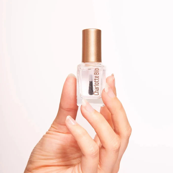 Base coat vegan Charlotte Bio tenu en main, gros plan