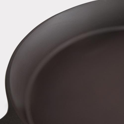Close-up of the Field Skillet rim and smooth machined cooking surface