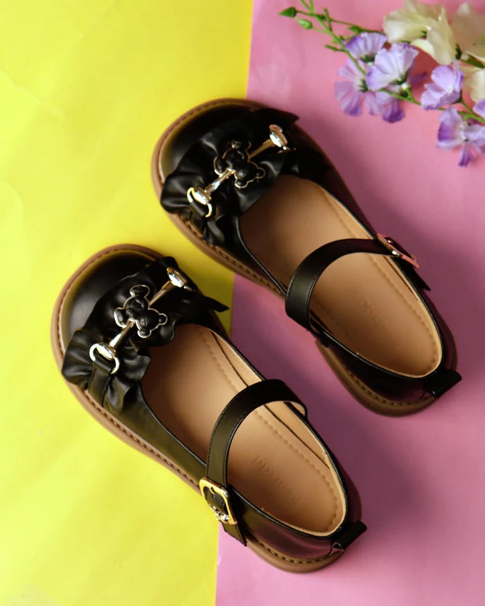 Girls' black sandals with floral strap detail and buckle, low-profile sole