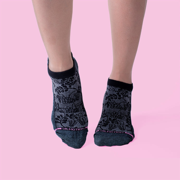 Ankle compression socks with a lace texture design in black and gray, featuring a pink logo.